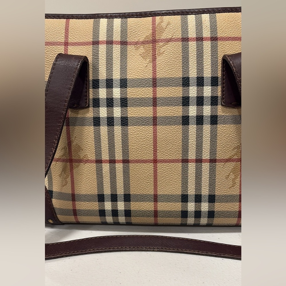 Burberry AUTHENTIC TOT Bag—Excellent Preowned Condition!! Great size!! - Picture 2 of 11